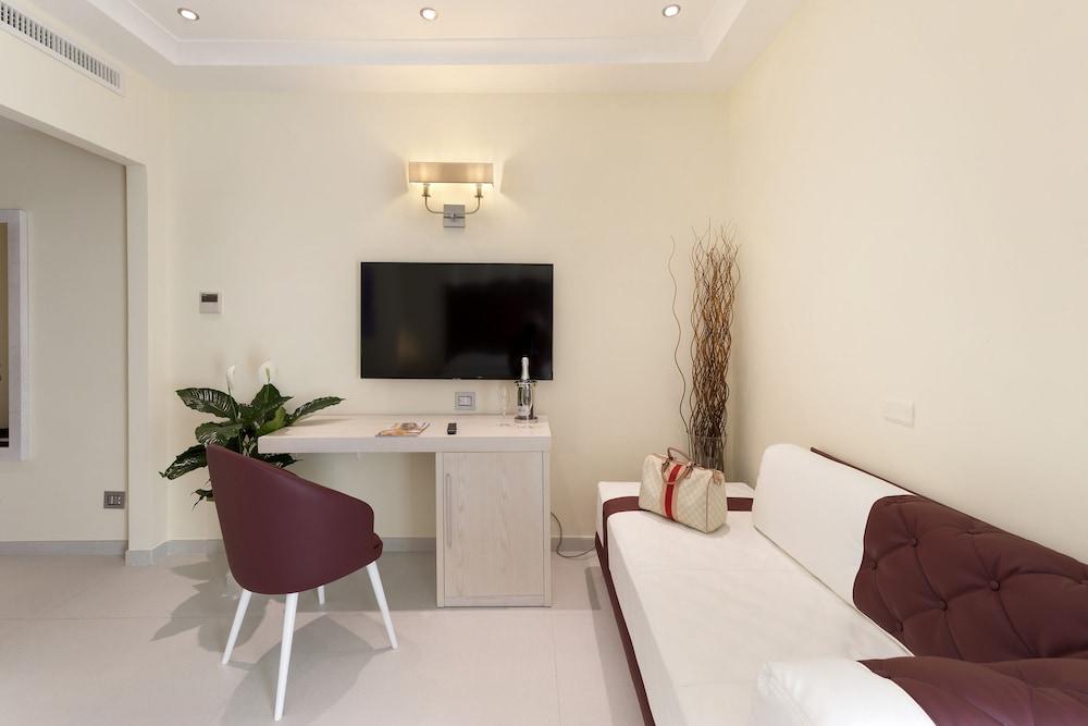 Couette-café Palazzo Tritone & Abagnale 3*
